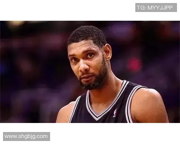 姚明在空中飞翔的瞬间扣篮照展现篮球巨星的力量与优雅