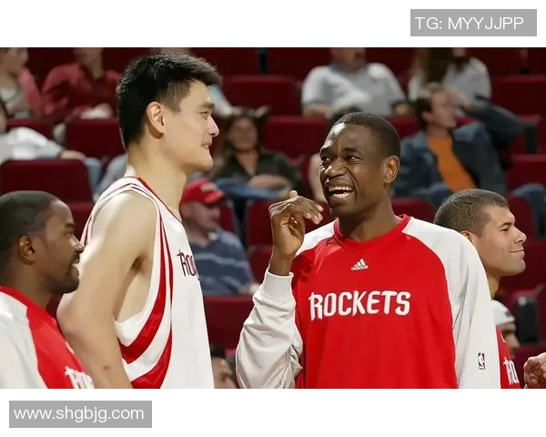 穆托姆博与姚明的篮球传奇对决与友谊在上海的精彩瞬间回顾